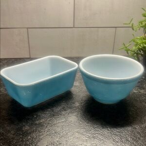 Vintage PYREX Blue Glass Bowls.  Excellent condition for age.  Minimal scratches